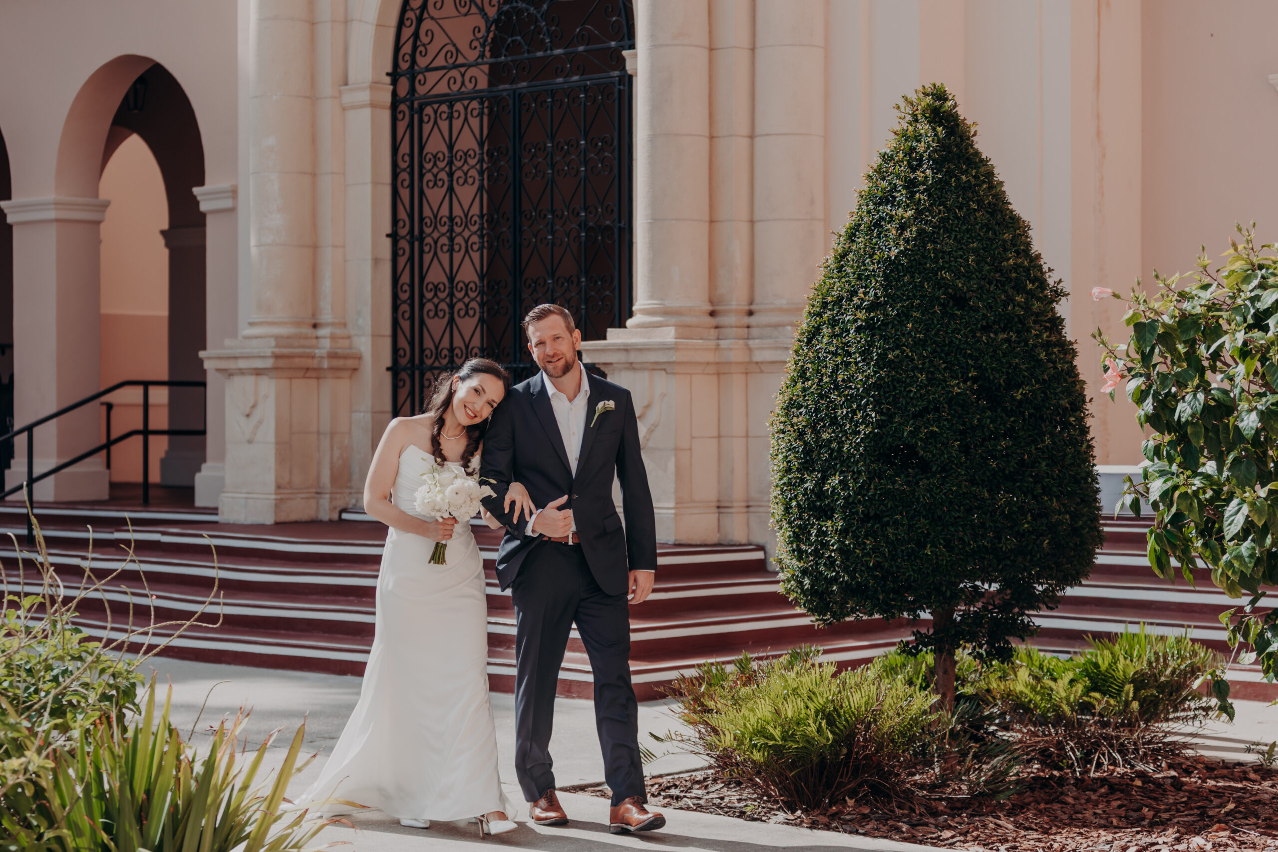 Liza and Will embracing outside the Historic Sarasota County Courthouse in the morning light