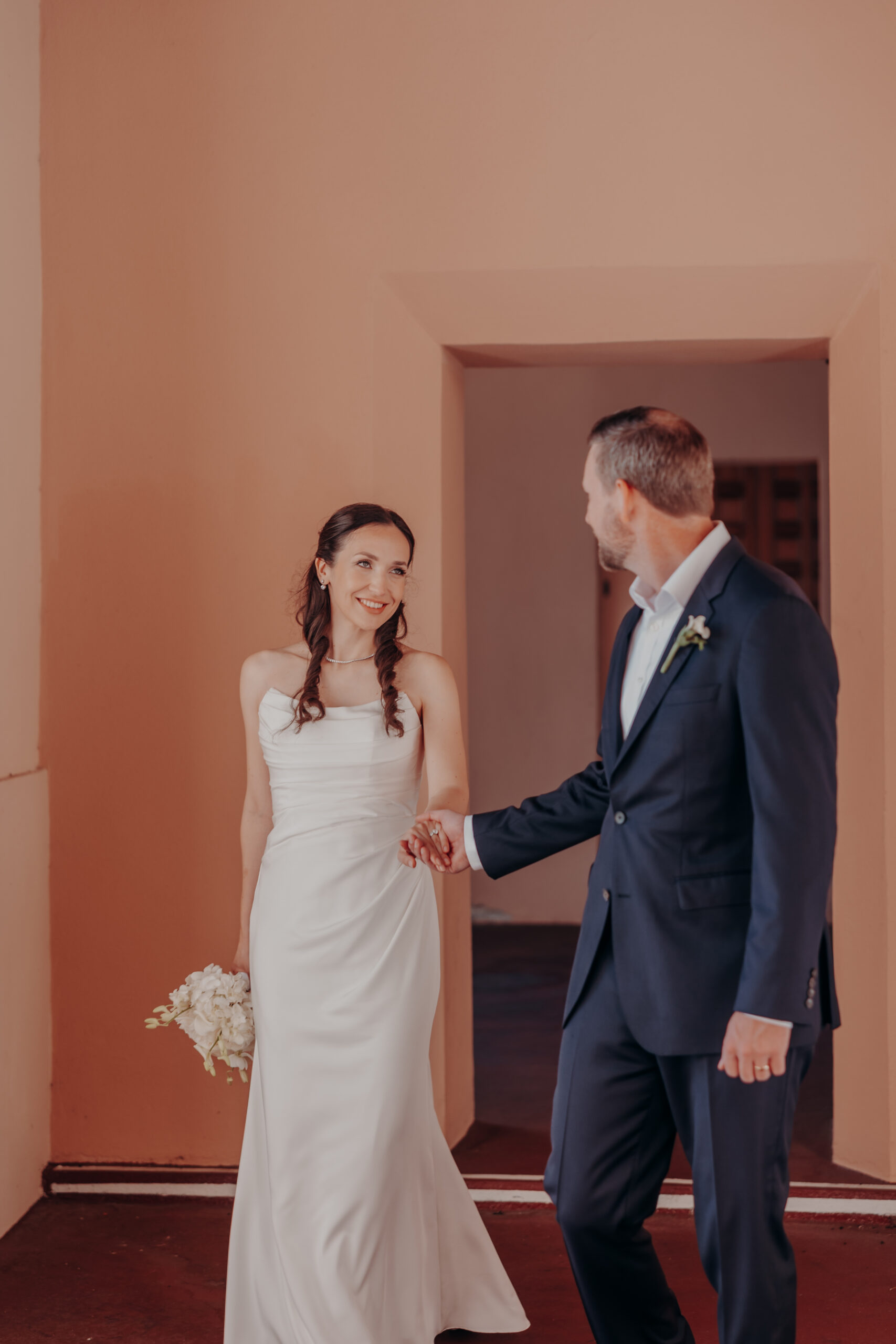 Will kissing Liza on the forehead against the historic stone wall at the Sarasota courthouse