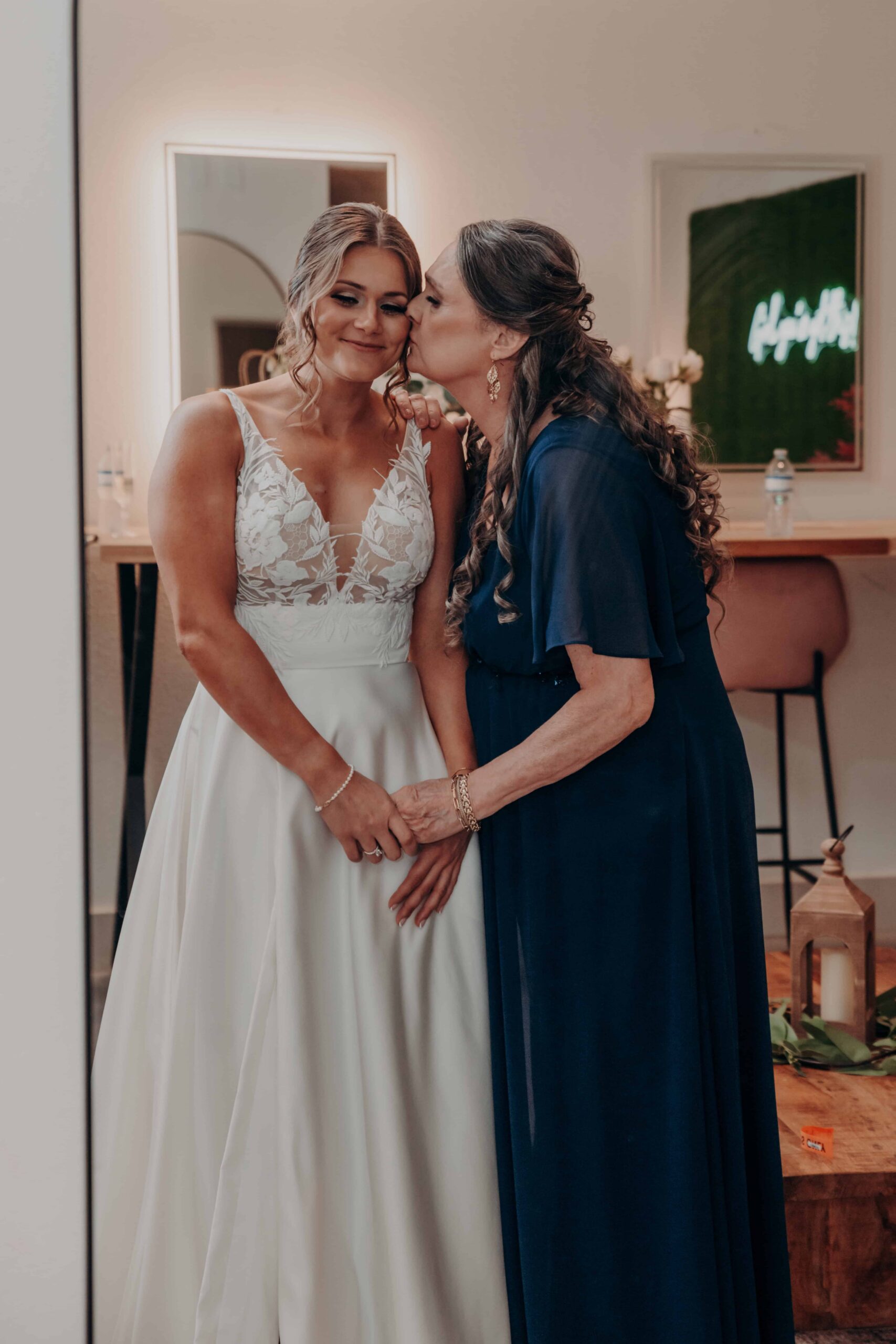 Hidden Acres wedding bride and mother kiss in bridal suite
