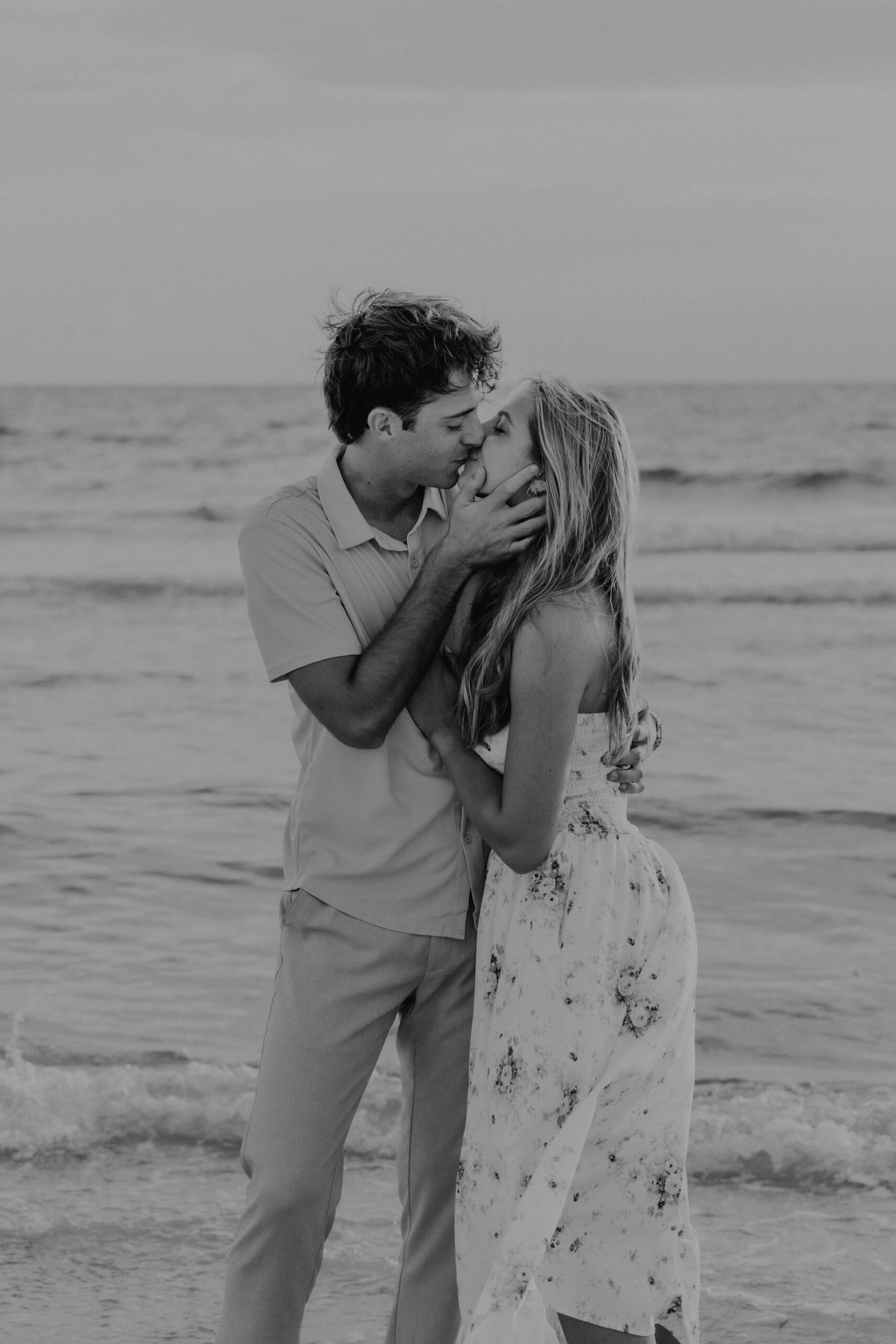 Black and white portrait of Quinten and Suzanna kissing at sunset on Lido Beach