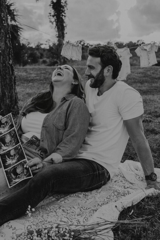 Kate and Warren sharing their pregnancy announcement